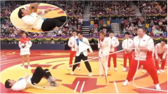 王祖蓝跟李雯雯拔河被一把拖到跟前“最新新闻