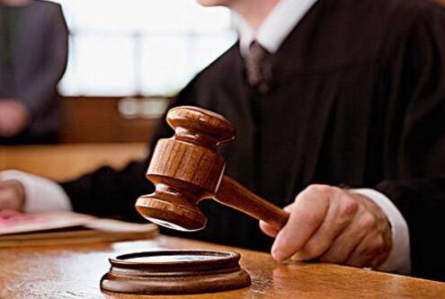 莱昂纳德称自己设计的商标遭盗用，正式起诉耐