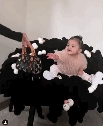 一岁开兰博基尼、LV随便玩，亿万富婆宠上天的孩子，连商标都独一无二！